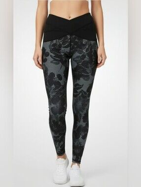 Body Language Sportswear Women's Chloe Capri Leggings in Multicolor Floral -Sz M